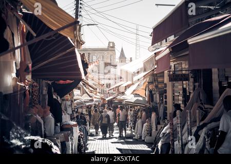 Nicosia, Zypern - 24. Oktober 2022: Auf dem Open-Air-Markt in der Arasta-Straße, einer Touristenstraße, die zur Selimiye-Moschee im Zentrum von Nico führt, werden Menschen einkaufen Stockfoto