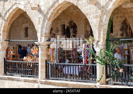 Nicosia, Zypern - 24. Oktober 2022: Galerie des zweiten Stockes mit antiken Souvenirläden, Kunsthandwerkstätten in Buyuk Han (das große Gasthaus), einem mittelalterlichen Stockfoto