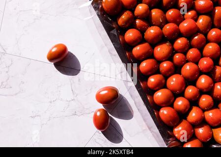 Frische Tomaten in der Auflaufform. Mit Olivenöl, Knoblauch, Salz und Pfeffer zubereitet. Tomatensoße zubereiten. Stockfoto