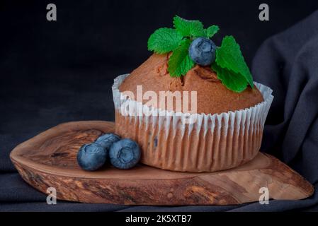 Foto eines frisch gebackenen Muffins im Hintergrund Stockfoto