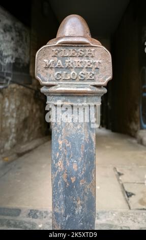 Metallschild an der Spitze von Fleshmarket Close, Edinburgh, Schottland, Großbritannien Stockfoto