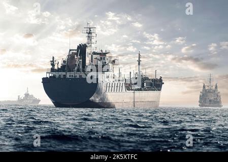 Ölprodukte-Tankschiff bei Sonnenuntergang im Mittelmeer Stockfoto