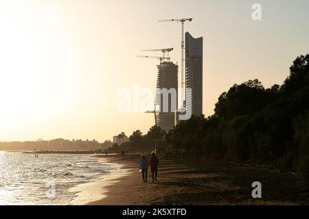 Blick auf den Dasoudi Seepark und die moderne Wohnhochhäuser-Baustelle. Limassol, Zypern Stockfoto