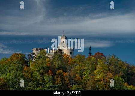 Herbst schöner Farbtag in der Nähe von Hluboka nad Vltavou Stadt in Südböhmen Stockfoto