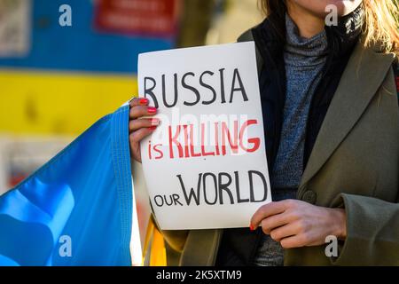 RIGA, LETTLAND. 10.. Oktober 2022. Während eines Protestes in der Nähe der russischen Botschaft in Riga verurteilt man russische Luftangriffe auf die Ukraine. Stockfoto