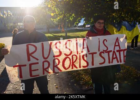 RIGA, LETTLAND. 10.. Oktober 2022. Während eines Protestes in der Nähe der russischen Botschaft in Riga verurteilt man russische Luftangriffe auf die Ukraine. Stockfoto