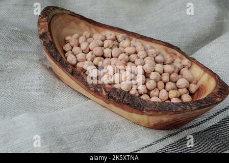 Getrocknete Samen essen auf einem Holzlöffel Stockfoto