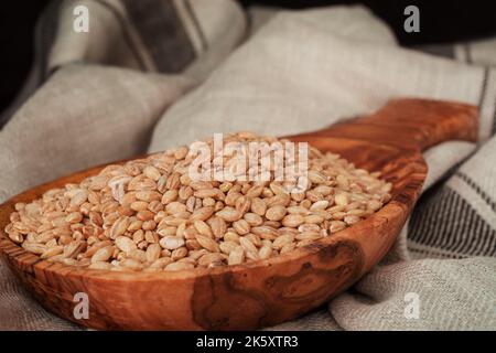 Getrocknete Samen essen auf einem Holzlöffel Stockfoto