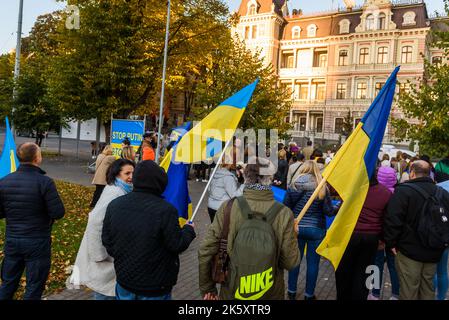 RIGA, LETTLAND. 10.. Oktober 2022. Während eines Protestes in der Nähe der russischen Botschaft in Riga verurteilt man russische Luftangriffe auf die Ukraine. Stockfoto