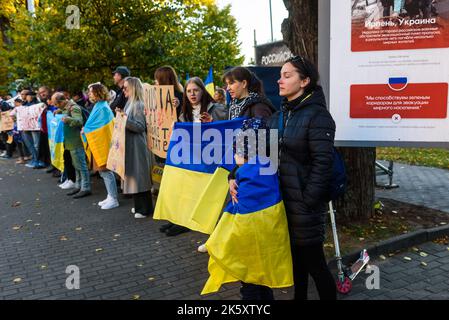 RIGA, LETTLAND. 10.. Oktober 2022. Während eines Protestes in der Nähe der russischen Botschaft in Riga verurteilt man russische Luftangriffe auf die Ukraine. Stockfoto