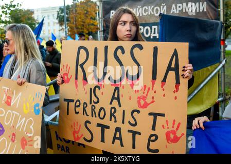 RIGA, LETTLAND. 10.. Oktober 2022. Während eines Protestes in der Nähe der russischen Botschaft in Riga verurteilt man russische Luftangriffe auf die Ukraine. Stockfoto