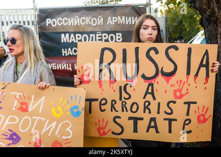 RIGA, LETTLAND. 10.. Oktober 2022. Während eines Protestes in der Nähe der russischen Botschaft in Riga verurteilt man russische Luftangriffe auf die Ukraine. Stockfoto