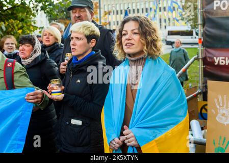 RIGA, LETTLAND. 10.. Oktober 2022. Während eines Protestes in der Nähe der russischen Botschaft in Riga verurteilt man russische Luftangriffe auf die Ukraine. Stockfoto