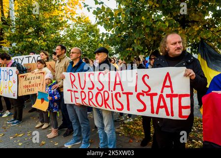 RIGA, LETTLAND. 10.. Oktober 2022. Während eines Protestes in der Nähe der russischen Botschaft in Riga verurteilt man russische Luftangriffe auf die Ukraine. Stockfoto