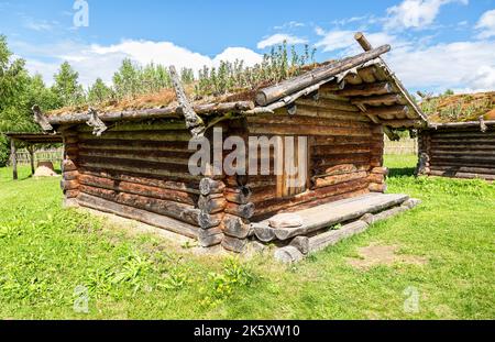 Altes slawisches Dorf. Altes hölzernes Wohnhaus in Russland. X Jahrhundert Siedlung, typische Häuser Rekonstruktion Stockfoto