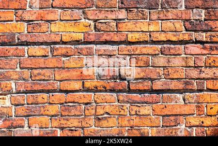 Alte verwitterte rote Backsteinmauer als kreativer Hintergrund Stockfoto
