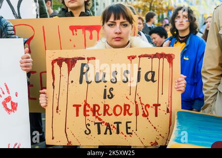 RIGA, LETTLAND. 10.. Oktober 2022. Während eines Protestes in der Nähe der russischen Botschaft in Riga verurteilt man russische Luftangriffe auf die Ukraine. Stockfoto