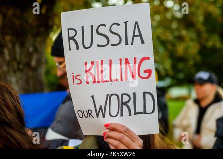 RIGA, LETTLAND. 10.. Oktober 2022. Während eines Protestes in der Nähe der russischen Botschaft in Riga verurteilt man russische Luftangriffe auf die Ukraine. Stockfoto