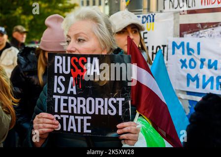 RIGA, LETTLAND. 10.. Oktober 2022. Während eines Protestes in der Nähe der russischen Botschaft in Riga verurteilt man russische Luftangriffe auf die Ukraine. Stockfoto