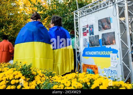 RIGA, LETTLAND. 10.. Oktober 2022. Während eines Protestes in der Nähe der russischen Botschaft in Riga verurteilt man russische Luftangriffe auf die Ukraine. Stockfoto