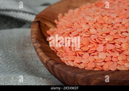 Getrocknete Samen essen auf einem Holzlöffel Stockfoto