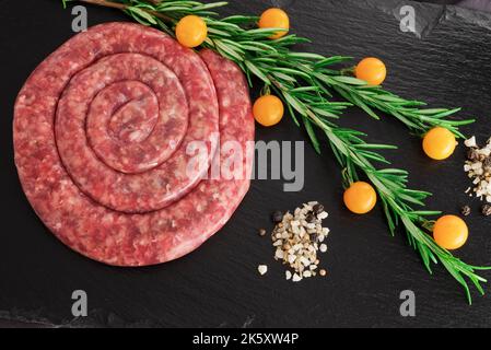 Spiralwurst auf schwarzem Brett Stockfoto