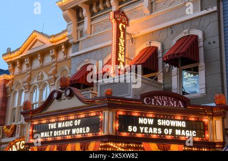 Das Main Street Cinema in Magic Kingdom, Disney World in Orlando Florida, wie man es am frühen Abend sieht, wenn die Lichter aufgehen. Stockfoto