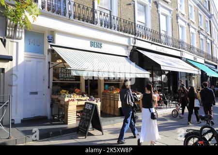 Das gehobene Dorf Primrose Hill mit unabhängigen Geschäften an der Regents Park Road im Norden Londons, Großbritannien Stockfoto