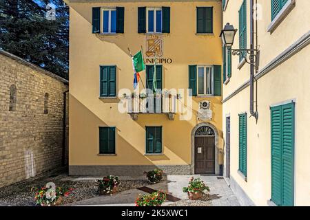 Das Rathaus in Bellagio am Comer See, Italien. Gelegen an der Via Garibaldi. Stockfoto