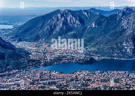 Ein Panoramablick auf Lecco, am Comer See, Italien. Von Piani D’erna 1375m über dem Meeresspiegel. Stockfoto