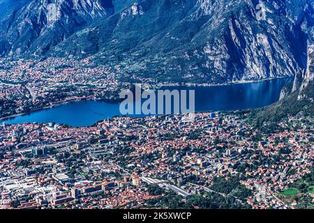 Ein Panoramablick auf Lecco, am Comer See, Italien. Von Piani D’erna 1375m über dem Meeresspiegel. Stockfoto