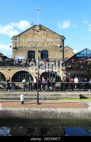 Dingwalls lebhafter Pub am Camden Lock by Regents Canal im Norden Londons, Großbritannien, ist bei warmer Herbstsonne voll Stockfoto