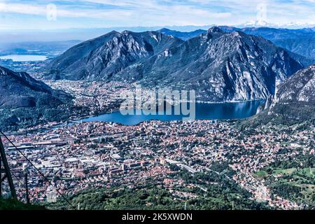 Ein Panoramablick auf Lecco, am Comer See, Italien. Von Piani D’erna 1375m über dem Meeresspiegel. Stockfoto