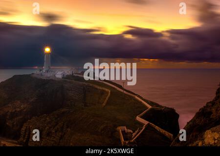 Eine Langzeitbelichtung des South Stack Lighthouse auf der Isle of Anglesey Stockfoto