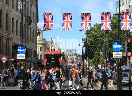 Union Jacks hängen im Sommer 2022 am Strand by Trafalgar Square im Zentrum von London, Großbritannien Stockfoto