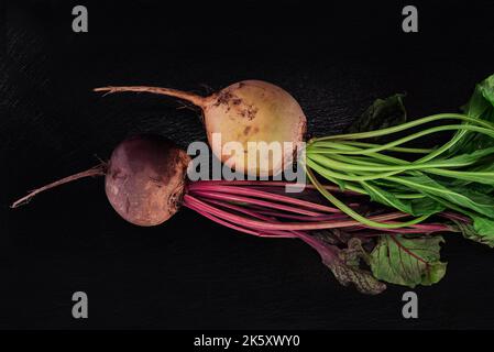 Rote Bete auf dunklen Tisch aus Stein. Ansicht von oben. Vegetarisches Essen Konzept. Stockfoto