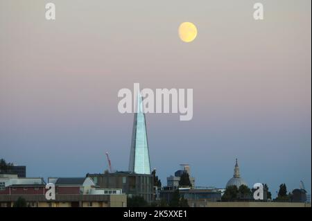 Vollmond über dem Shard in London, Großbritannien Stockfoto