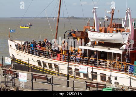 Der letzte Seefahrer mit dem Raddampfer Waverley fährt im Rahmen seines 75.-jährigen Reiseprogramms von Harwich in Essex ab. Stockfoto