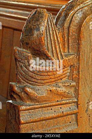 Mittelalterliche Bank Ende, Segelschiff, Thornham, Norfolk, 15. Jahrhundert, Holzschnitzerei, England Stockfoto