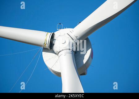Montage einer Windkraftanlage, das letzte Rotorblatt wird montiert, LKW-Kran, Windkraftanlage des Herstellers Enercon, Windpark bei Bad Stockfoto