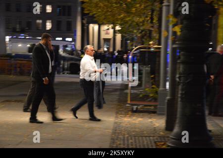 Berlin, 10. Oktober 2022 - Viktor Orbán, Premierminister von Ungarn, verlässt das Hotel Adlon am Pariser Platz. (Foto von Markku Rainer Peltonen) Stockfoto