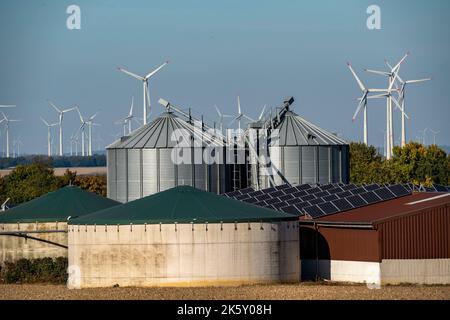 Biogasanlage, Agrarbetrieb, Windpark bei Lichtenau, Solaranlage auf landwirtschaftlichen Gebäuden, Ostwestfalen Lippe, NRW, Deutschland, Stockfoto