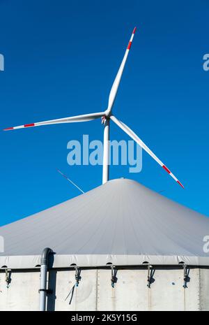 Windpark bei Bad Wünneberg, Biogasanlage, Ostwestfalen-Lippe, NRW, Deutschland, Stockfoto