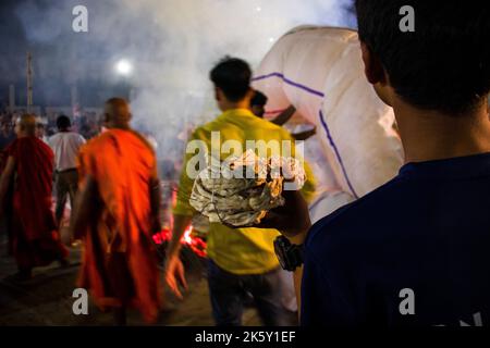 Offene Fotografie von Laternen, die während des Probarona Purnima Festivals im Mukda Buddhist Temple, Dhaka, Bangladesch, veröffentlicht werden. Dieses Bild war Captur Stockfoto