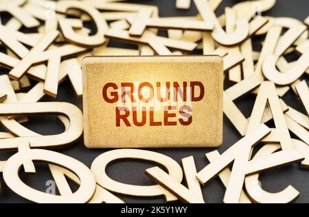 Bildungskonzept. Unter den Holzbuchstaben ist ein Schild mit der Aufschrift - GRUNDREGELN Stockfoto