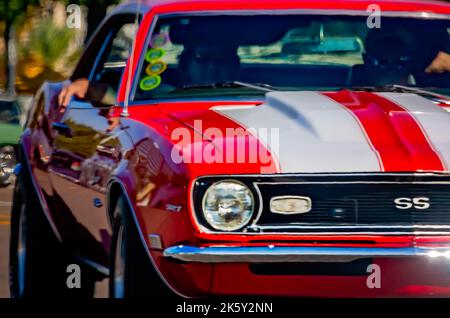 Ein alter Chevrolet Camaro SS 327 aus dem Jahr 1968 fährt den Highway 90 entlang, während der jährlichen Cruisin’ the Coast Antique Car Show 26. in Biloxi, Mississippi. Stockfoto