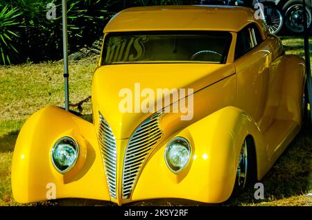 Ein Ford Coupe Hot Rod aus dem Jahr 1939 wird während des jährlichen Cruisin’ the Coast Antique Car Festivals 26. am 8. Oktober 2022 in Biloxi, Mississippi, ausgestellt. Stockfoto
