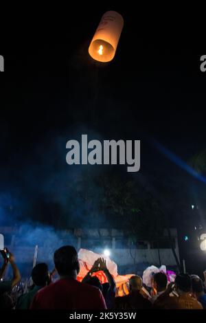 Offene Fotografie von Laternen, die während des Probarona Purnima Festivals im Mukda Buddhist Temple, Dhaka, Bangladesch, veröffentlicht werden. Dieses Bild war Captur Stockfoto