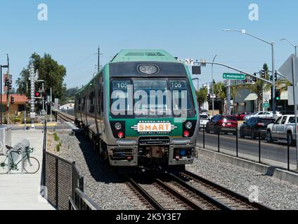 Der Sonoma-Marin Area Rail Transit-Zug fährt vom Bahnhof Petaluma ab und fährt mit dem Zug zum Flughafen Sonoma. Stockfoto