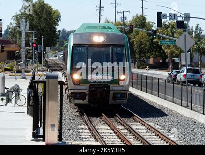 Sonoma-Marin Area Rail Transit Züge nähert sich Pealuma Bahnhof mit einem Zug nach Larkspur Landing für Fährverbindungen. Stockfoto